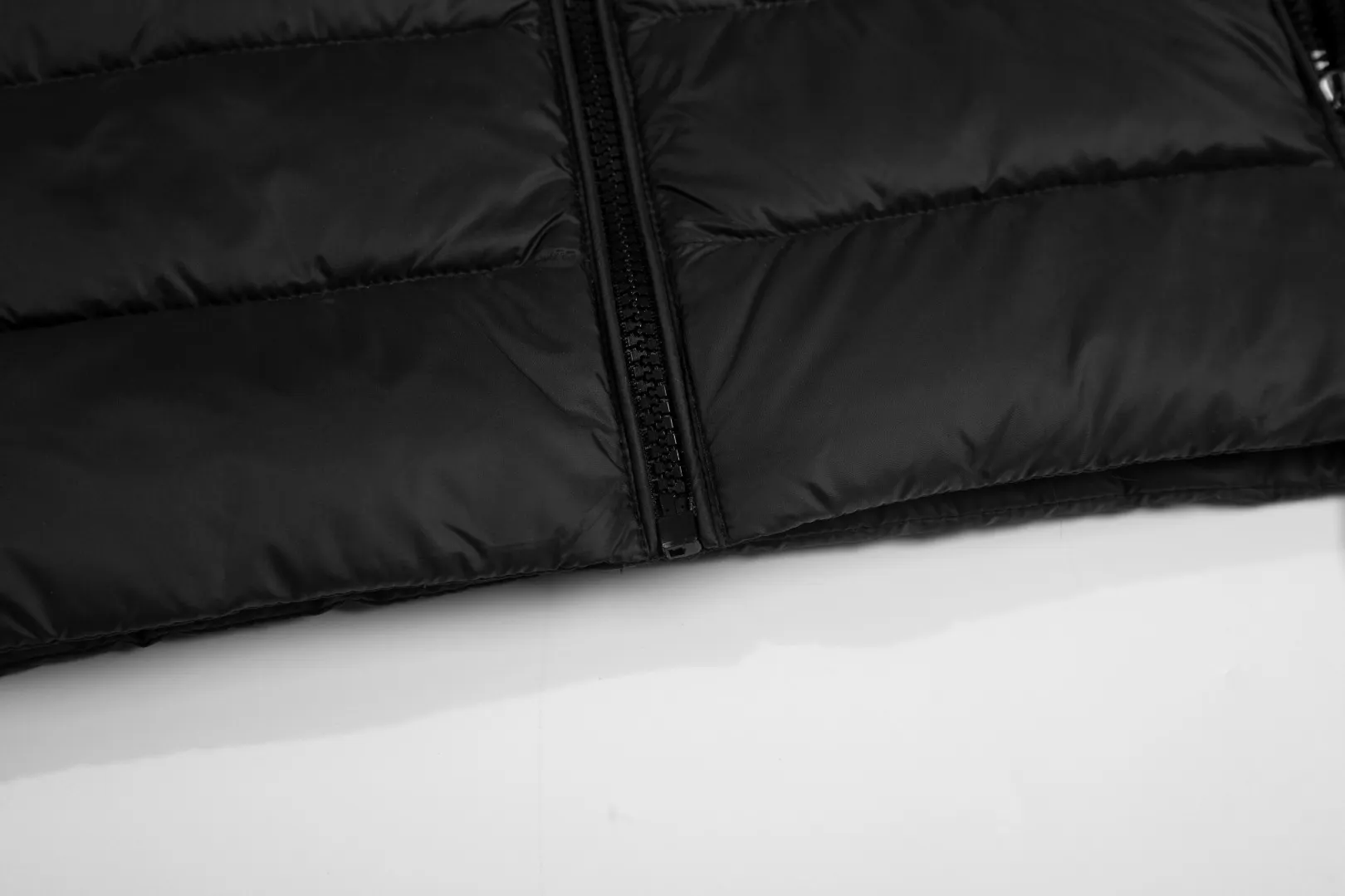 P560 White background picture [Popular in winter] Style number: 25115# Color: black/navy/grey apricot Size: S-XL - Ralph Lauren/Ralph Lauren 2025FW Winter popular half-covered high-collar hooded lightweight gall-free rib down jacket - the same as the original 400T gall-free nylon on the face Elastic hemming restraint Lightweight technological warmth - corn tooth high-quality resin zippers Large and small partition zippers Single version, single opening - ingenious restoration, full set of customized hardware and accessories, all details processed 100% - RL Ralph Lauren classic light rib down jacket. With the blessing of 25 years of rib fire, it firmly sits in the C position of this autumn and winter wardrobe. It has a light and fluffy touch. There is almost no burden on the upper body. One piece for winter in the south. It can be used as an inner layer in the north. The hood/hem can be flexibly adjusted for tightness. It can be worn for daily commuting or light outdoor scenes while keeping warm. It can also present a smart and lightweight style and texture. Regular fit. Genderless upper body. Highly recommended.